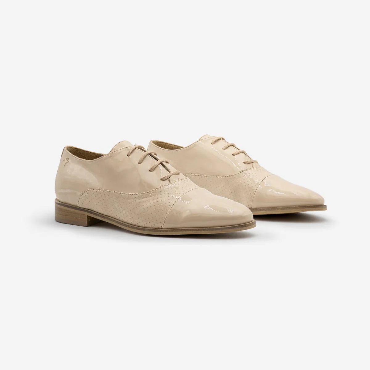 Richelieu Beige brillant pour femmes Aïko - Image 7